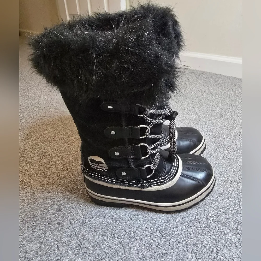 Sorel Joan Of Arctic Youth Waterproof Winter Boots Faux Suede Faux Fur Lace Up